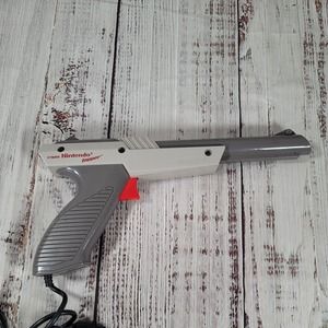 Original 1985 Nintendo NES Zapper Duck Hunt Gun Authentic NES-005‎ Gray